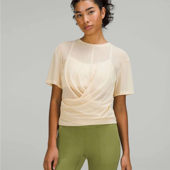 🆕💛 Lululemon Lightweight Mesh Reversible Yoga Tee Prosecco - Picture 10 of 10